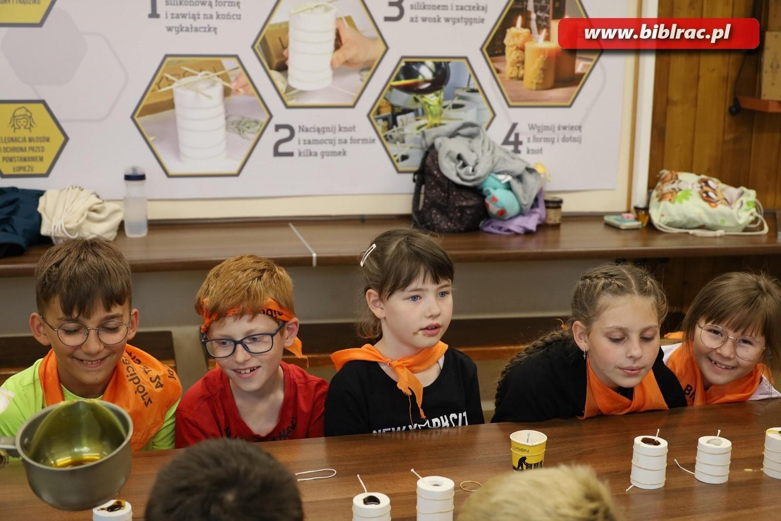 Zdjęcie w galerii na portalu naszraciborz.pl: Mali raciborzanie zawitali do Apilandii wiadomości z regionu