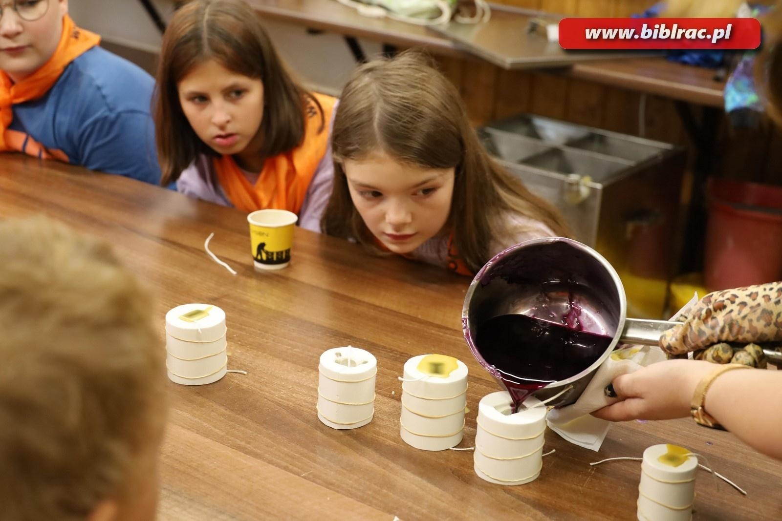 Zdjęcie w galerii na portalu naszraciborz.pl: Mali raciborzanie zawitali do Apilandii wiadomości z regionu