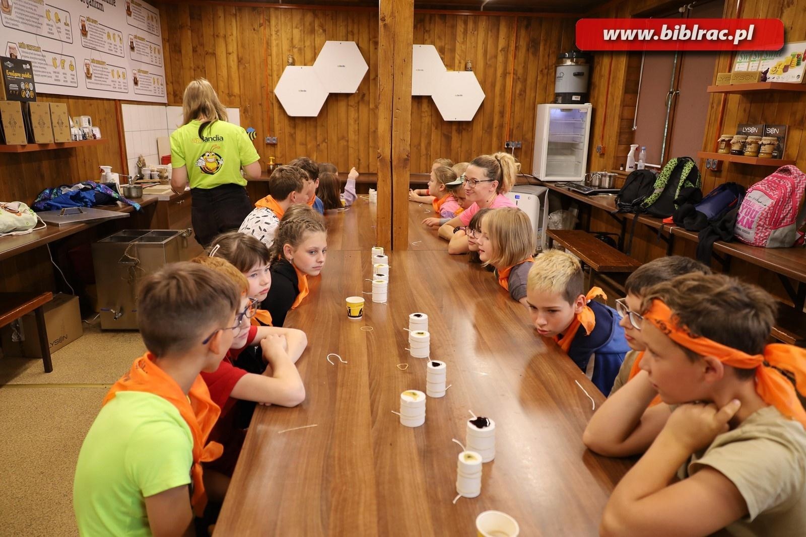 Zdjęcie w galerii na portalu naszraciborz.pl: Mali raciborzanie zawitali do Apilandii wiadomości z regionu