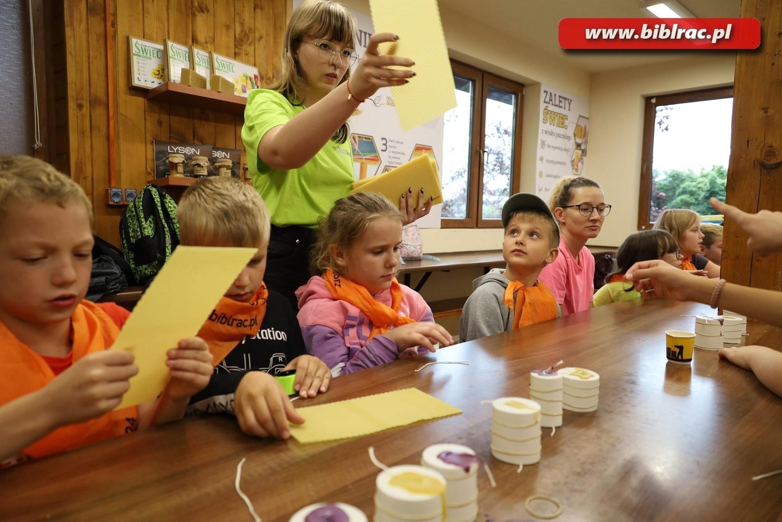 Zdjęcie w galerii na portalu naszraciborz.pl: Mali raciborzanie zawitali do Apilandii wiadomości z regionu