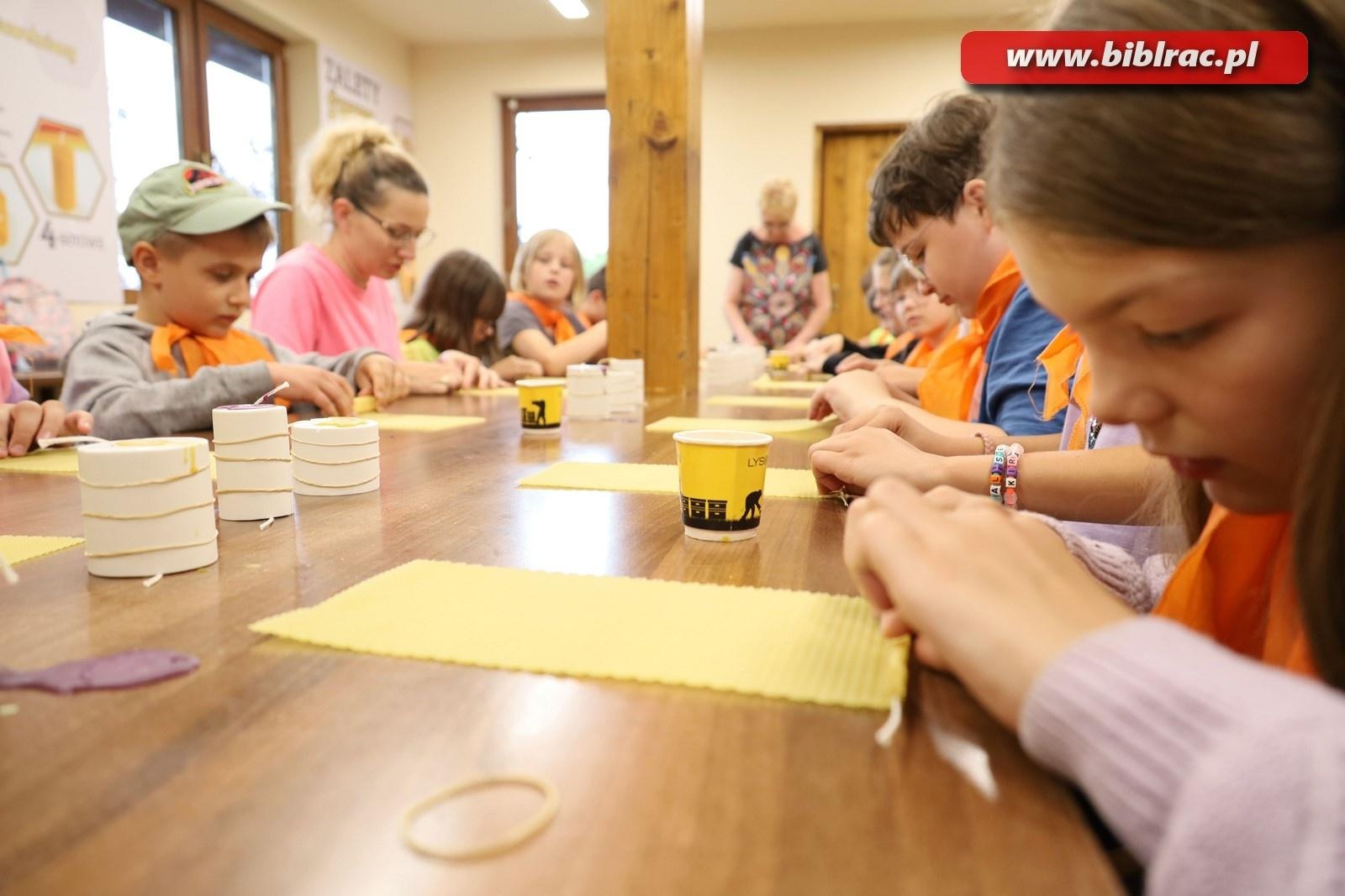 Zdjęcie w galerii na portalu naszraciborz.pl: Mali raciborzanie zawitali do Apilandii wiadomości z regionu