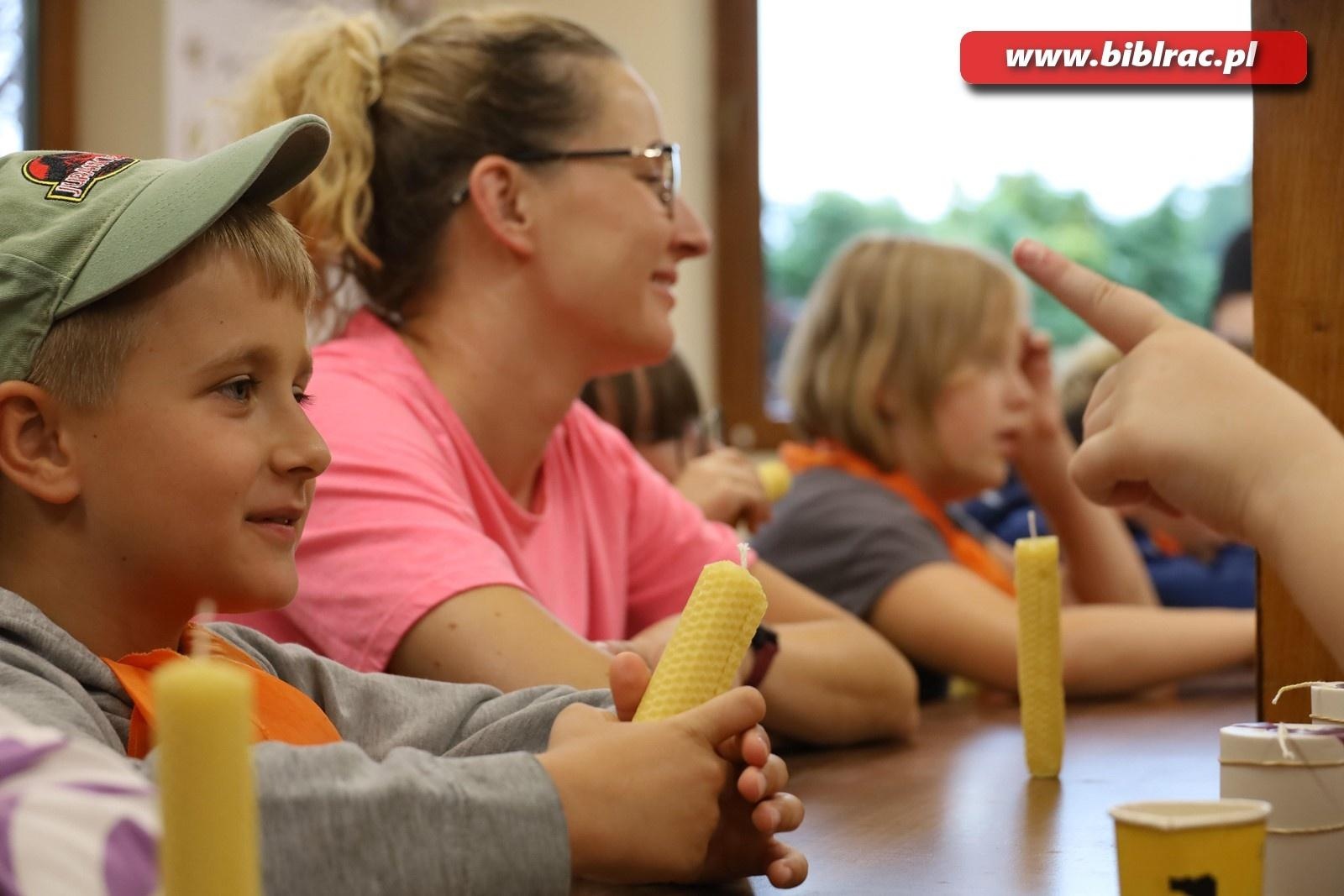 Zdjęcie w galerii na portalu naszraciborz.pl: Mali raciborzanie zawitali do Apilandii wiadomości z regionu