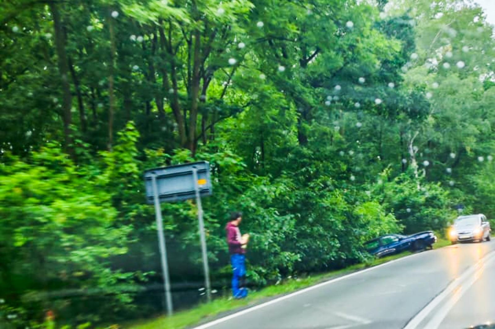 Zdjęcie w galerii na portalu naszraciborz.pl: Raport 998. Audi w rowie przy Gliwickiej wiadomości z regionu