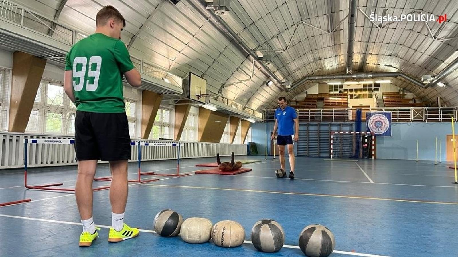 Zdjęcie w galerii na portalu naszraciborz.pl: Jak wygląda policyjny test sprawnościowy. Można to sprawdzić wiadomości z regionu