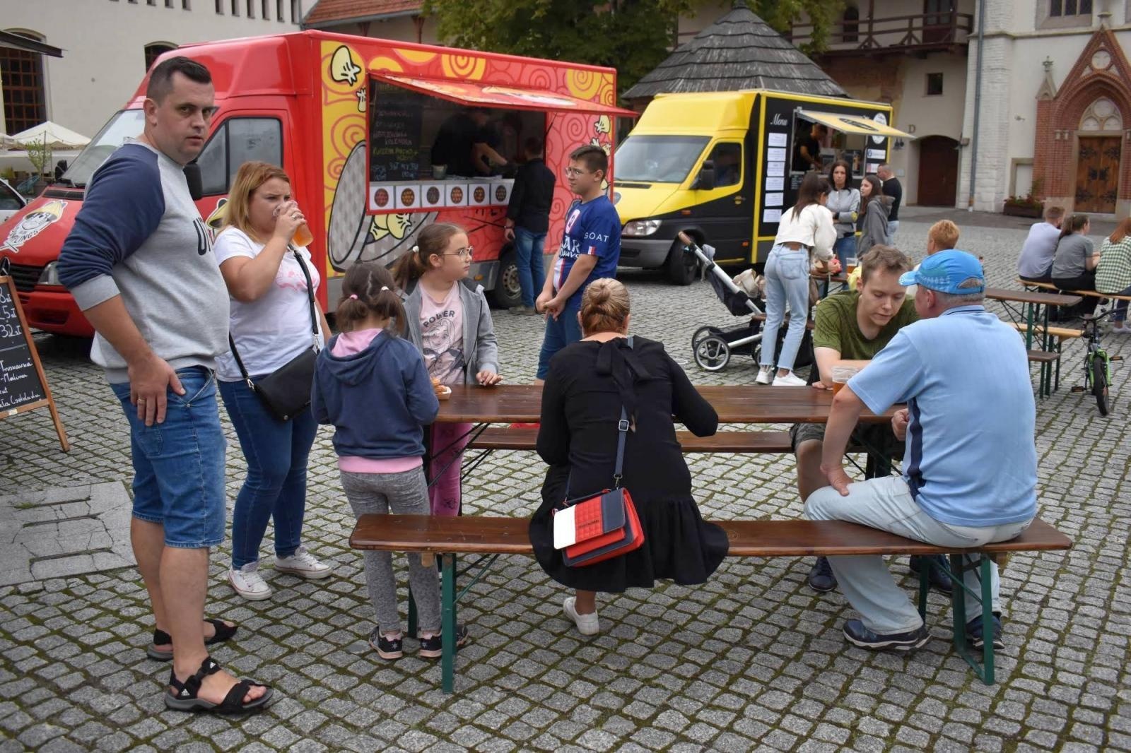 Zdjęcie w galerii na portalu naszraciborz.pl: Na Zamku Piastowskim trwa dwudniowy piknik kulinarny wiadomości z regionu