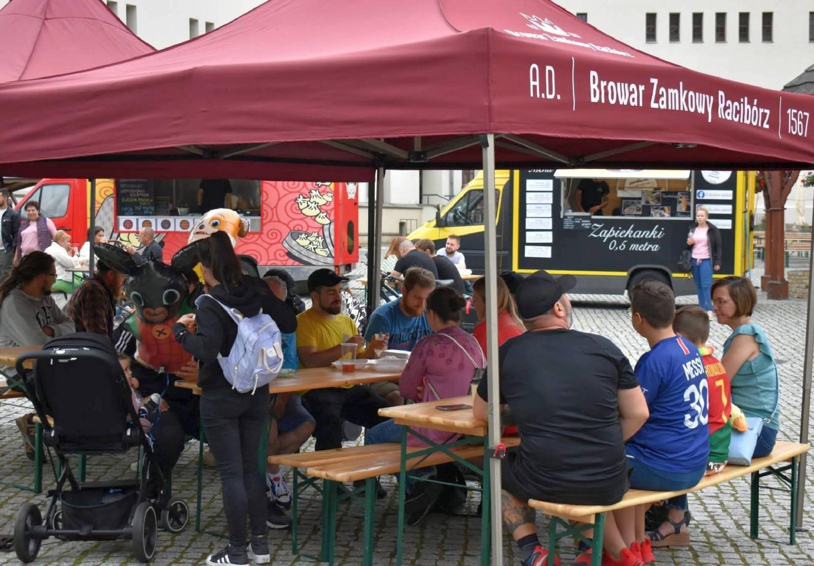 Zdjęcie w galerii na portalu naszraciborz.pl: Na Zamku Piastowskim trwa dwudniowy piknik kulinarny wiadomości z regionu