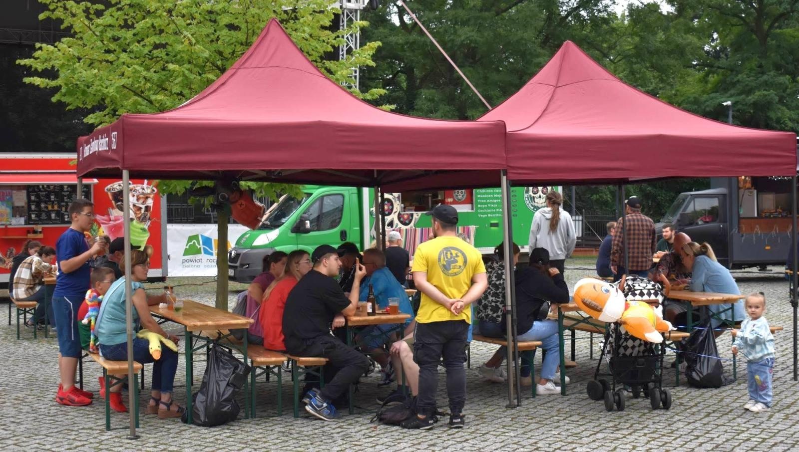 Zdjęcie w galerii na portalu naszraciborz.pl: Na Zamku Piastowskim trwa dwudniowy piknik kulinarny wiadomości z regionu