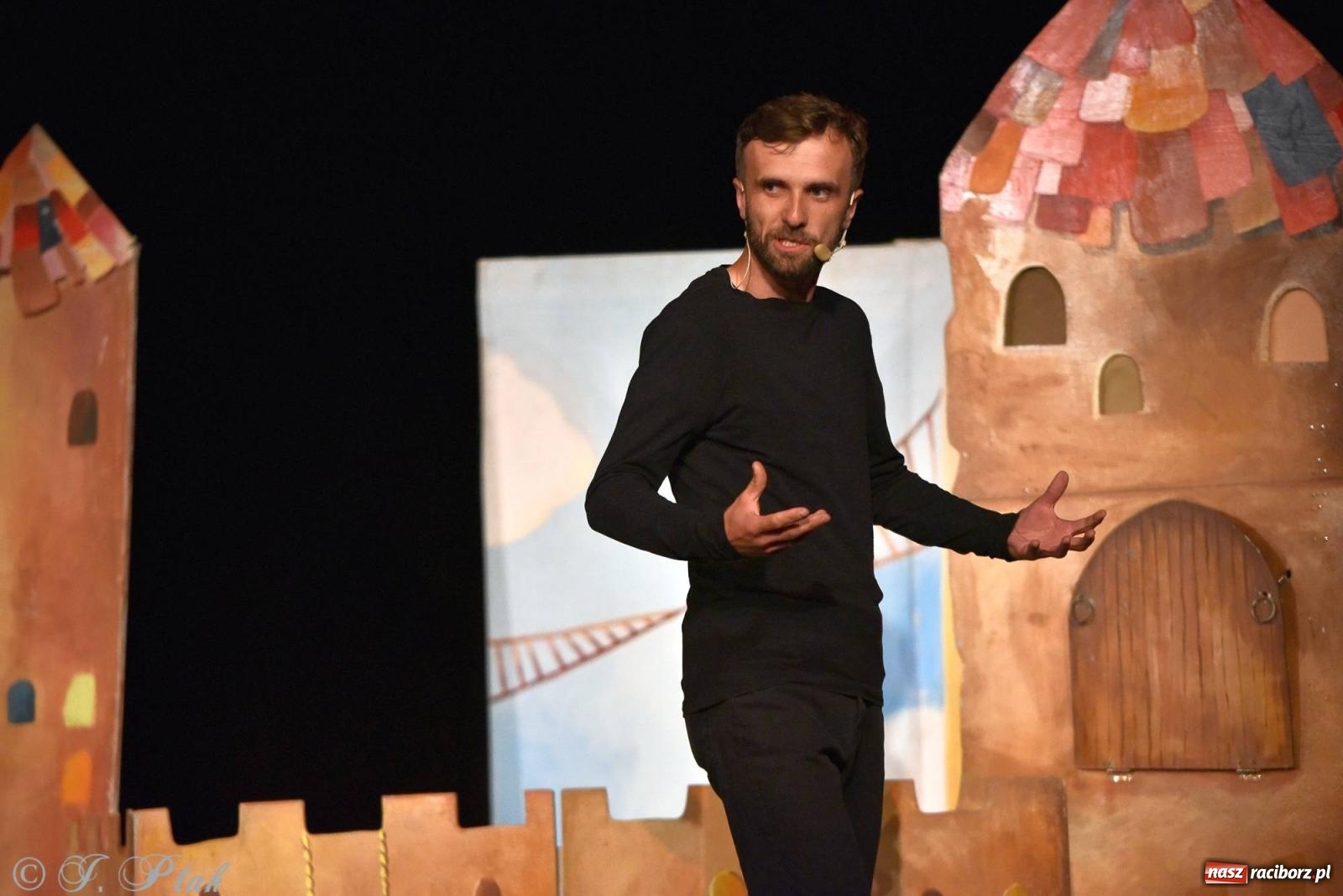 Zdjęcie w galerii na portalu naszraciborz.pl: Wakacyjny piknik teatralny w Strzesze - królewnie i lodowej górze wiadomości z regionu