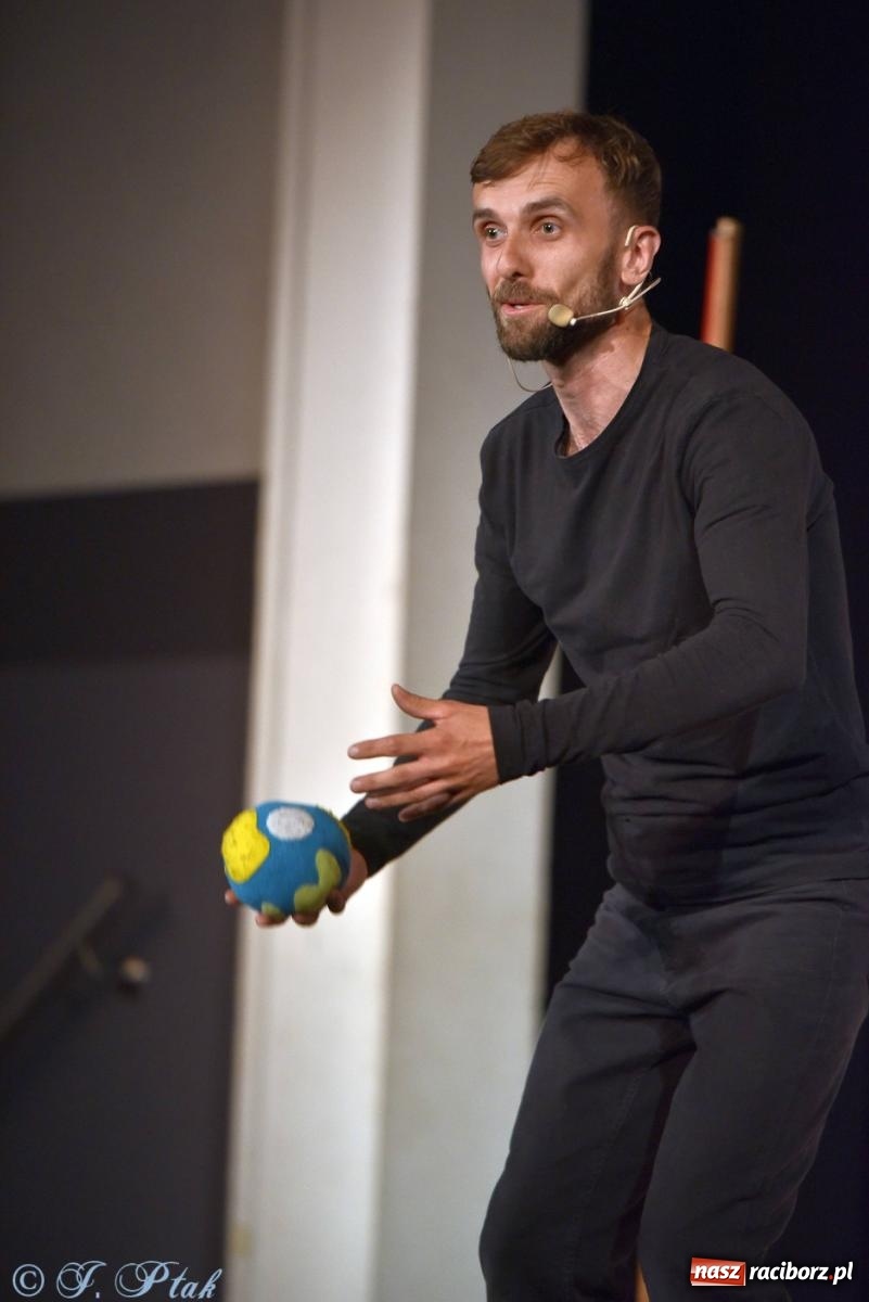 Zdjęcie w galerii na portalu naszraciborz.pl: Wakacyjny piknik teatralny w Strzesze - królewnie i lodowej górze wiadomości z regionu