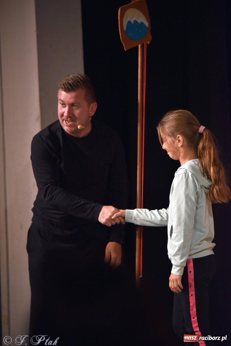 Zdjęcie w galerii na portalu naszraciborz.pl: Wakacyjny piknik teatralny w Strzesze - królewnie i lodowej górze wiadomości z regionu