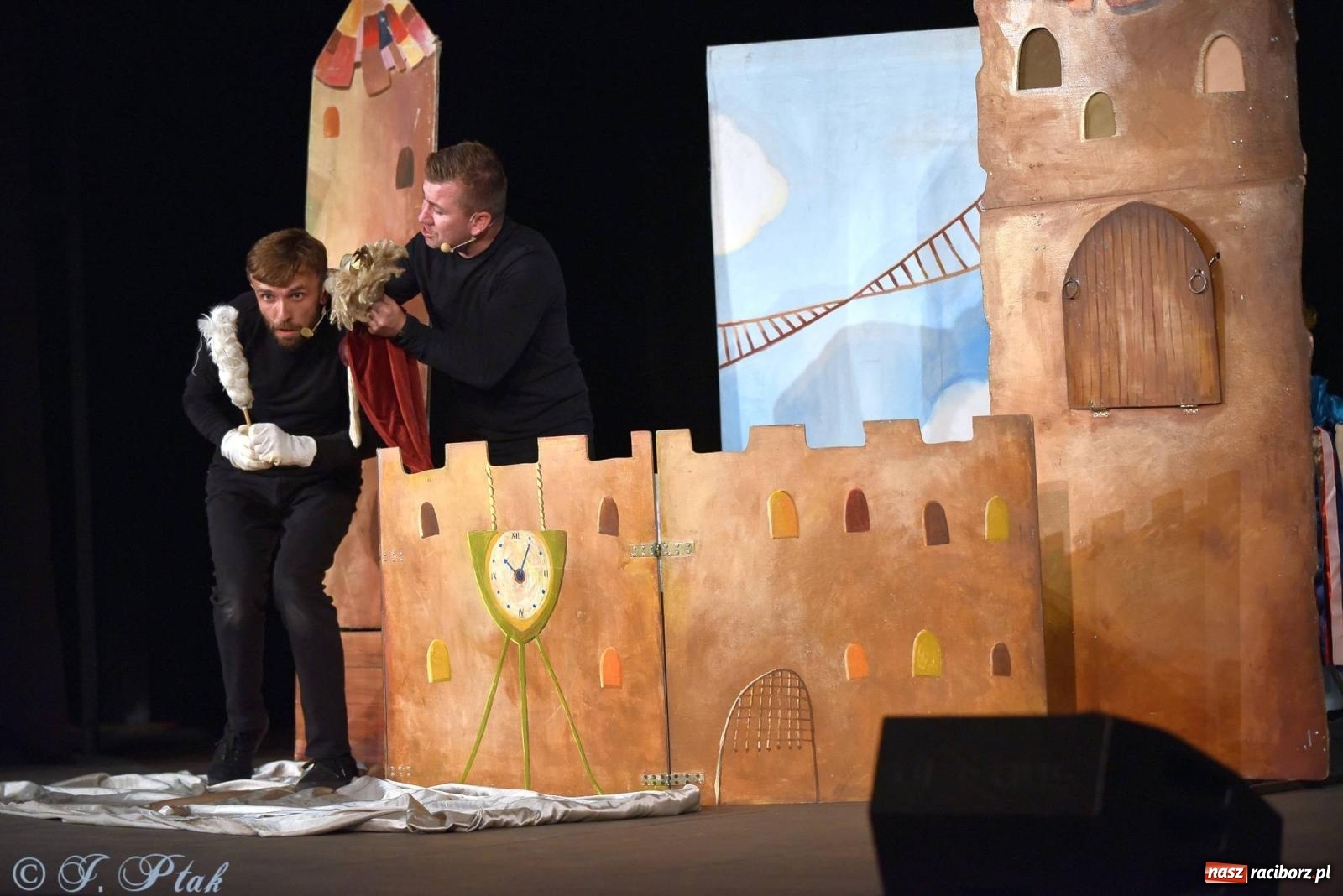 Zdjęcie w galerii na portalu naszraciborz.pl: Wakacyjny piknik teatralny w Strzesze - królewnie i lodowej górze wiadomości z regionu