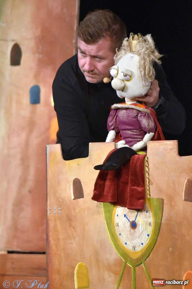 Zdjęcie w galerii na portalu naszraciborz.pl: Wakacyjny piknik teatralny w Strzesze - królewnie i lodowej górze wiadomości z regionu