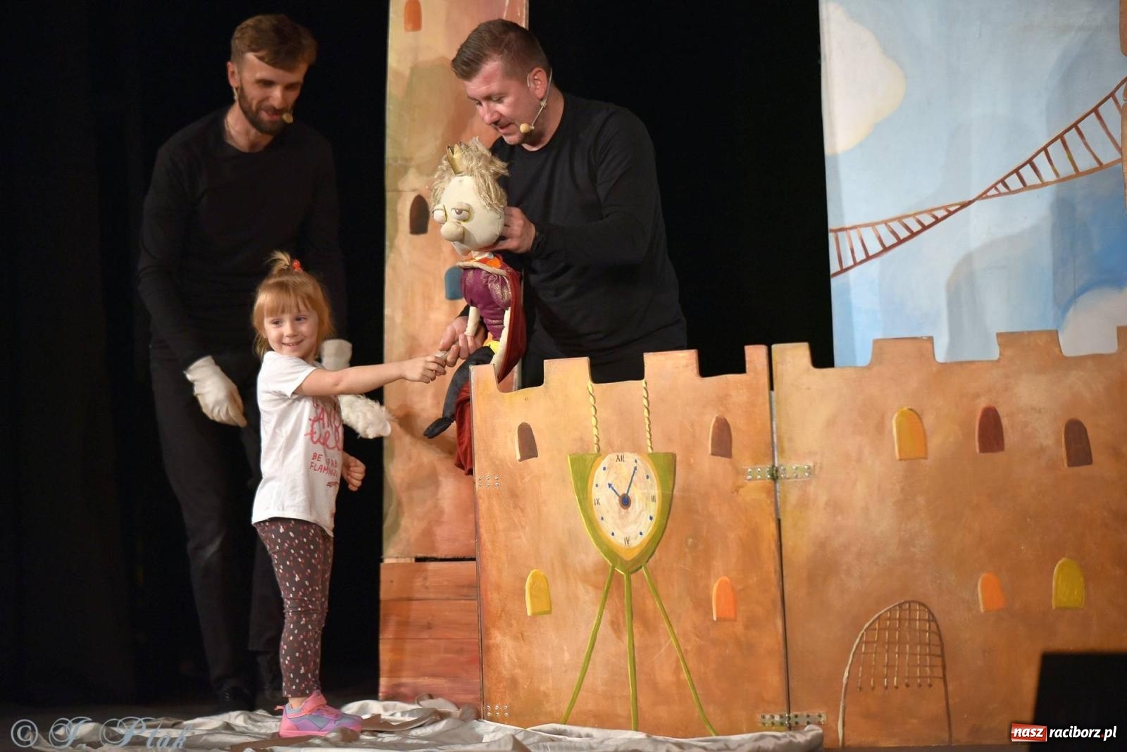 Zdjęcie w galerii na portalu naszraciborz.pl: Wakacyjny piknik teatralny w Strzesze - królewnie i lodowej górze wiadomości z regionu