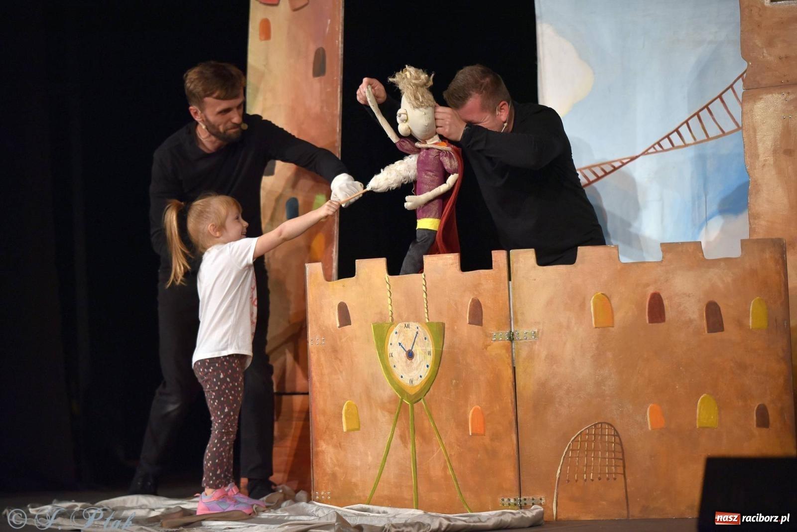 Zdjęcie w galerii na portalu naszraciborz.pl: Wakacyjny piknik teatralny w Strzesze - królewnie i lodowej górze wiadomości z regionu