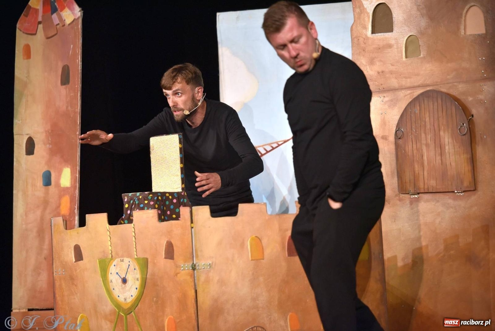 Zdjęcie w galerii na portalu naszraciborz.pl: Wakacyjny piknik teatralny w Strzesze - królewnie i lodowej górze wiadomości z regionu