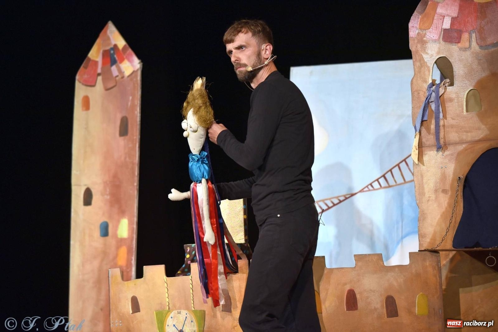 Zdjęcie w galerii na portalu naszraciborz.pl: Wakacyjny piknik teatralny w Strzesze - królewnie i lodowej górze wiadomości z regionu