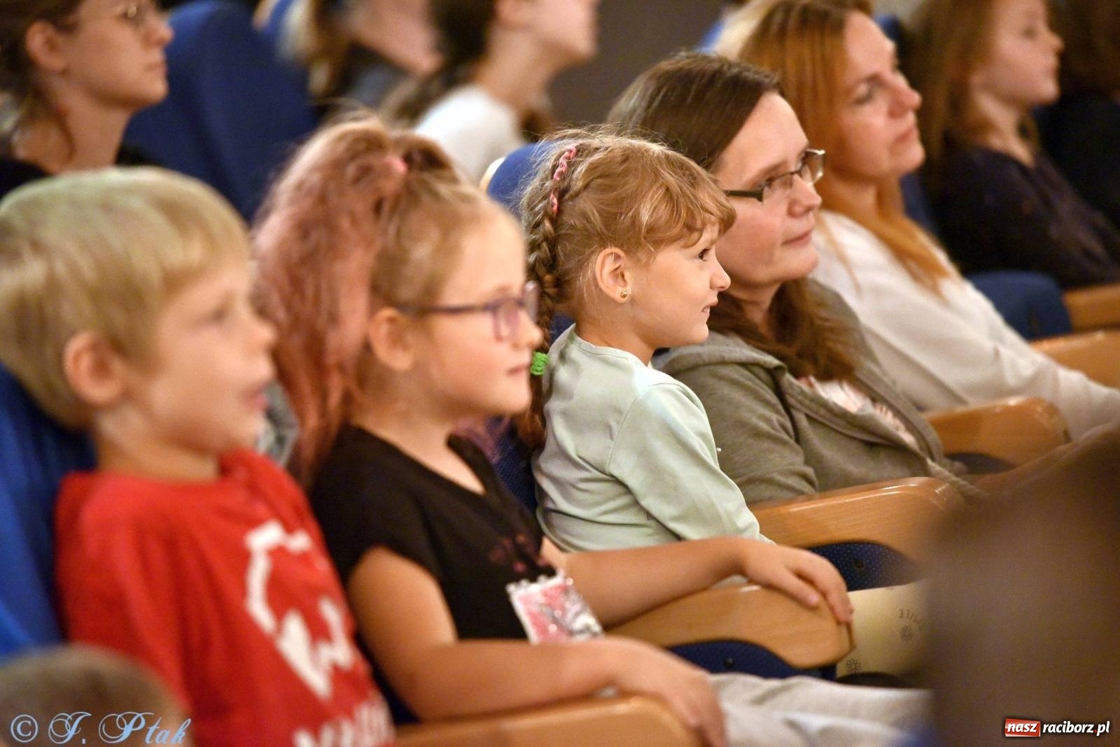 Zdjęcie w galerii na portalu naszraciborz.pl: Wakacyjny piknik teatralny w Strzesze - królewnie i lodowej górze wiadomości z regionu