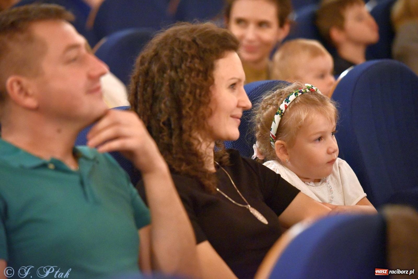 Zdjęcie w galerii na portalu naszraciborz.pl: Wakacyjny piknik teatralny w Strzesze - królewnie i lodowej górze wiadomości z regionu