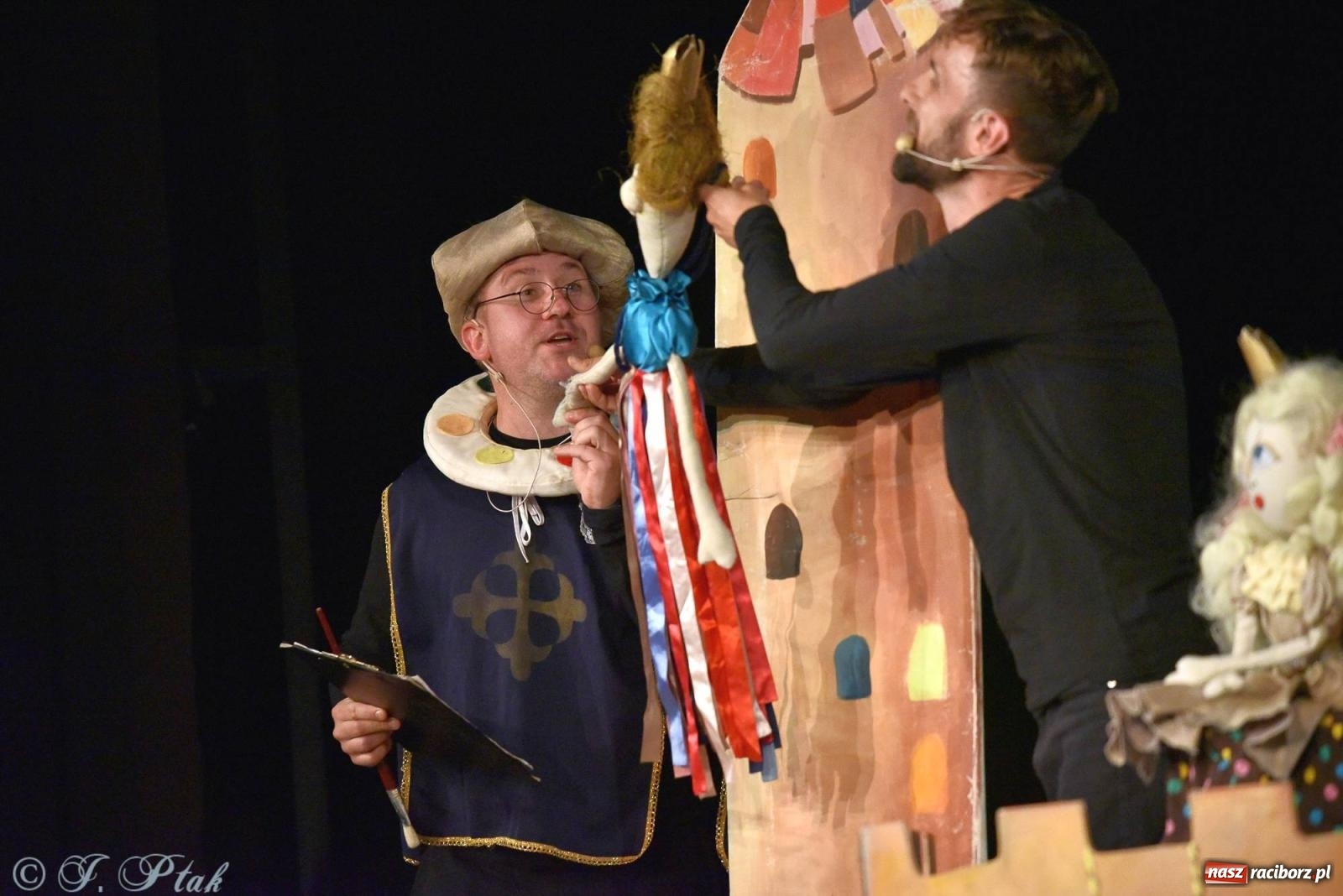 Zdjęcie w galerii na portalu naszraciborz.pl: Wakacyjny piknik teatralny w Strzesze - królewnie i lodowej górze wiadomości z regionu