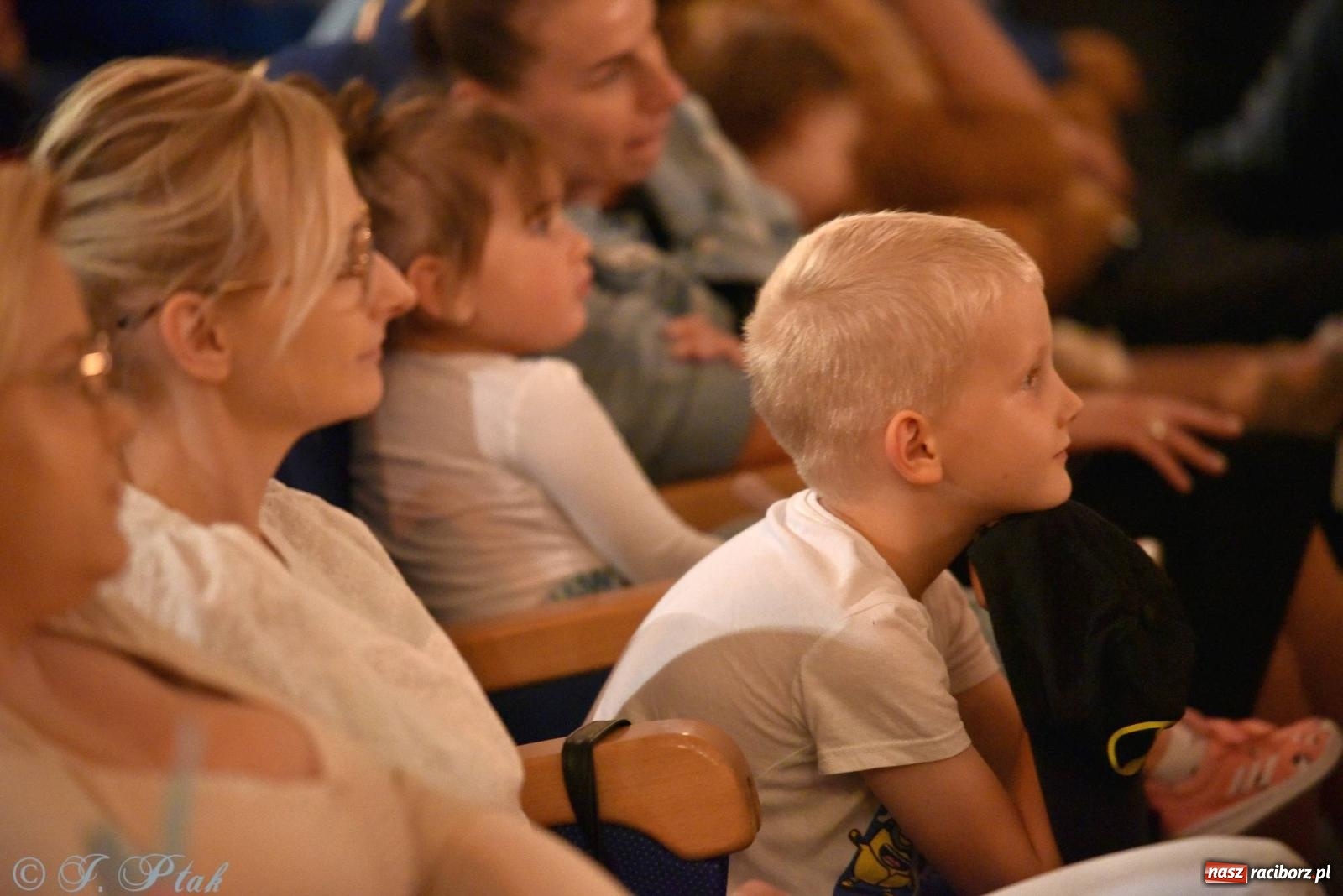 Zdjęcie w galerii na portalu naszraciborz.pl: Wakacyjny piknik teatralny w Strzesze - królewnie i lodowej górze wiadomości z regionu