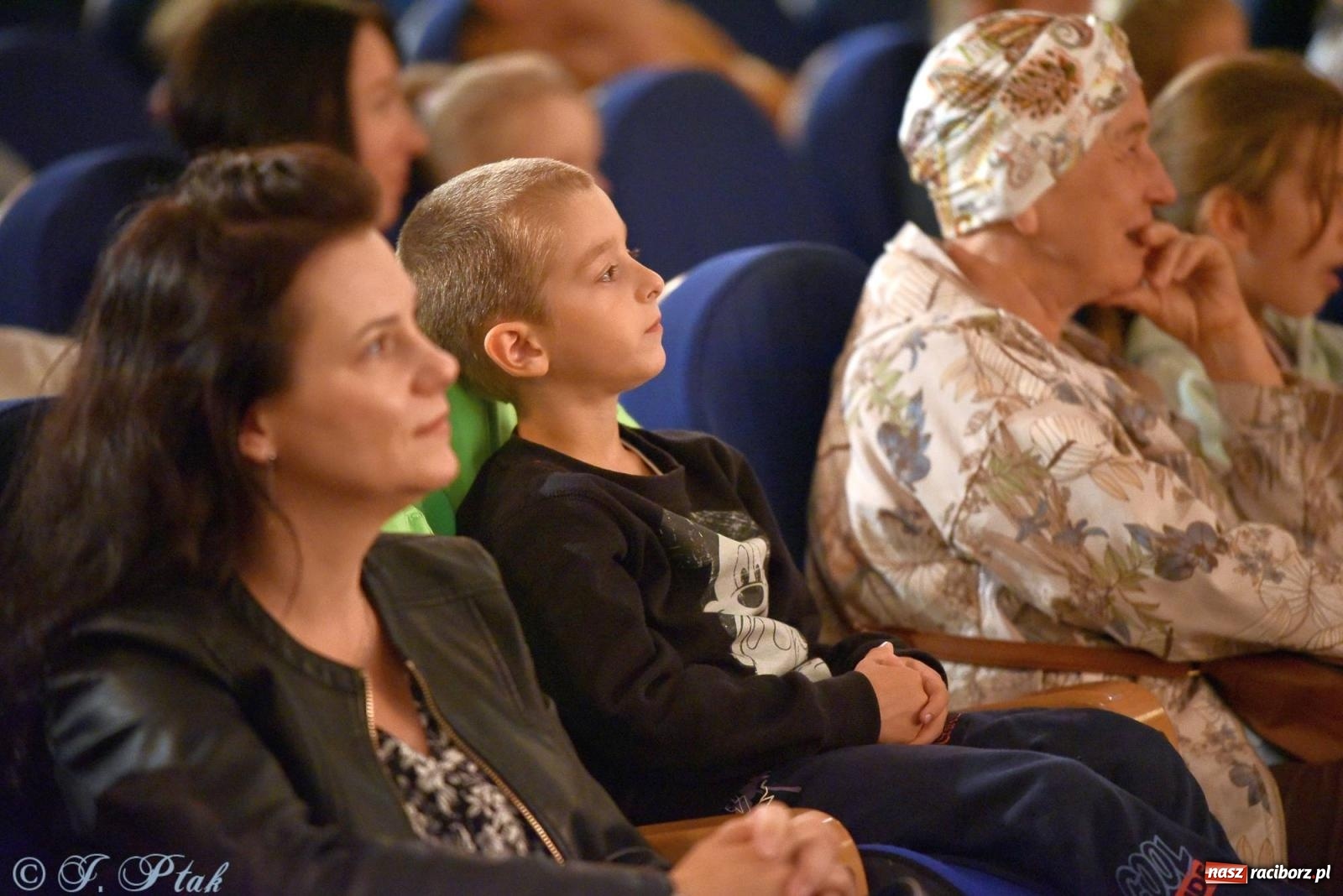 Zdjęcie w galerii na portalu naszraciborz.pl: Wakacyjny piknik teatralny w Strzesze - królewnie i lodowej górze wiadomości z regionu