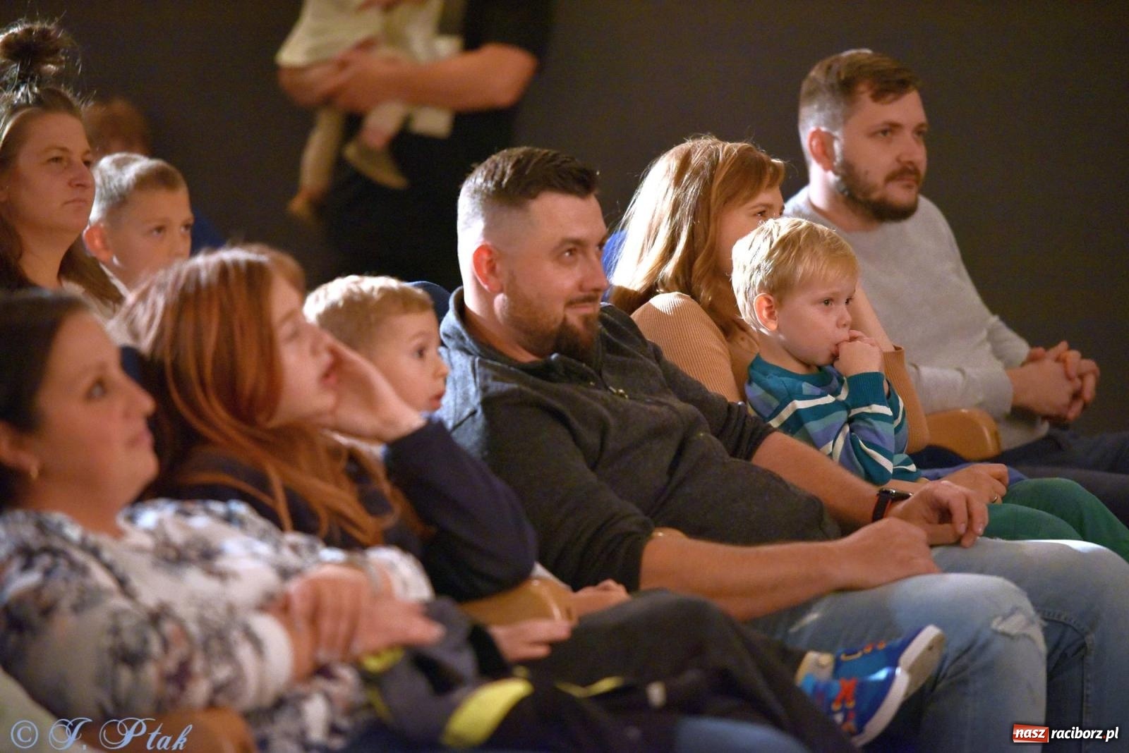 Zdjęcie w galerii na portalu naszraciborz.pl: Wakacyjny piknik teatralny w Strzesze - królewnie i lodowej górze wiadomości z regionu