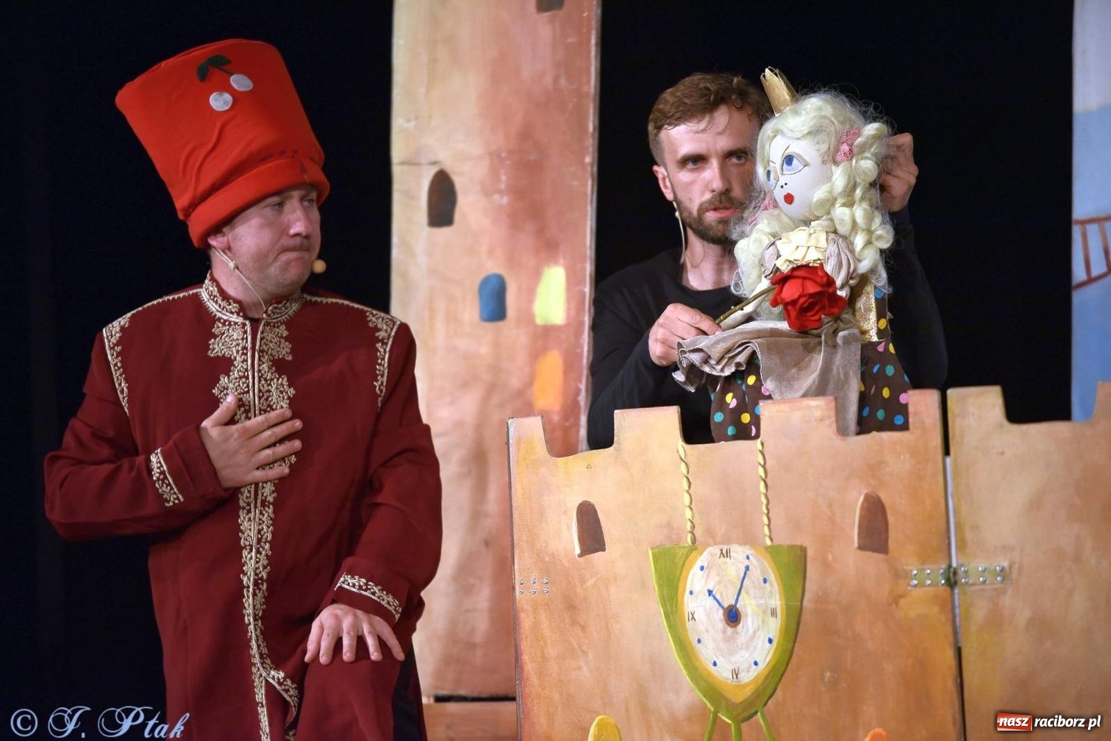 Zdjęcie w galerii na portalu naszraciborz.pl: Wakacyjny piknik teatralny w Strzesze - królewnie i lodowej górze wiadomości z regionu