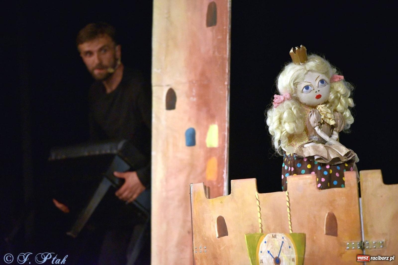 Zdjęcie w galerii na portalu naszraciborz.pl: Wakacyjny piknik teatralny w Strzesze - królewnie i lodowej górze wiadomości z regionu