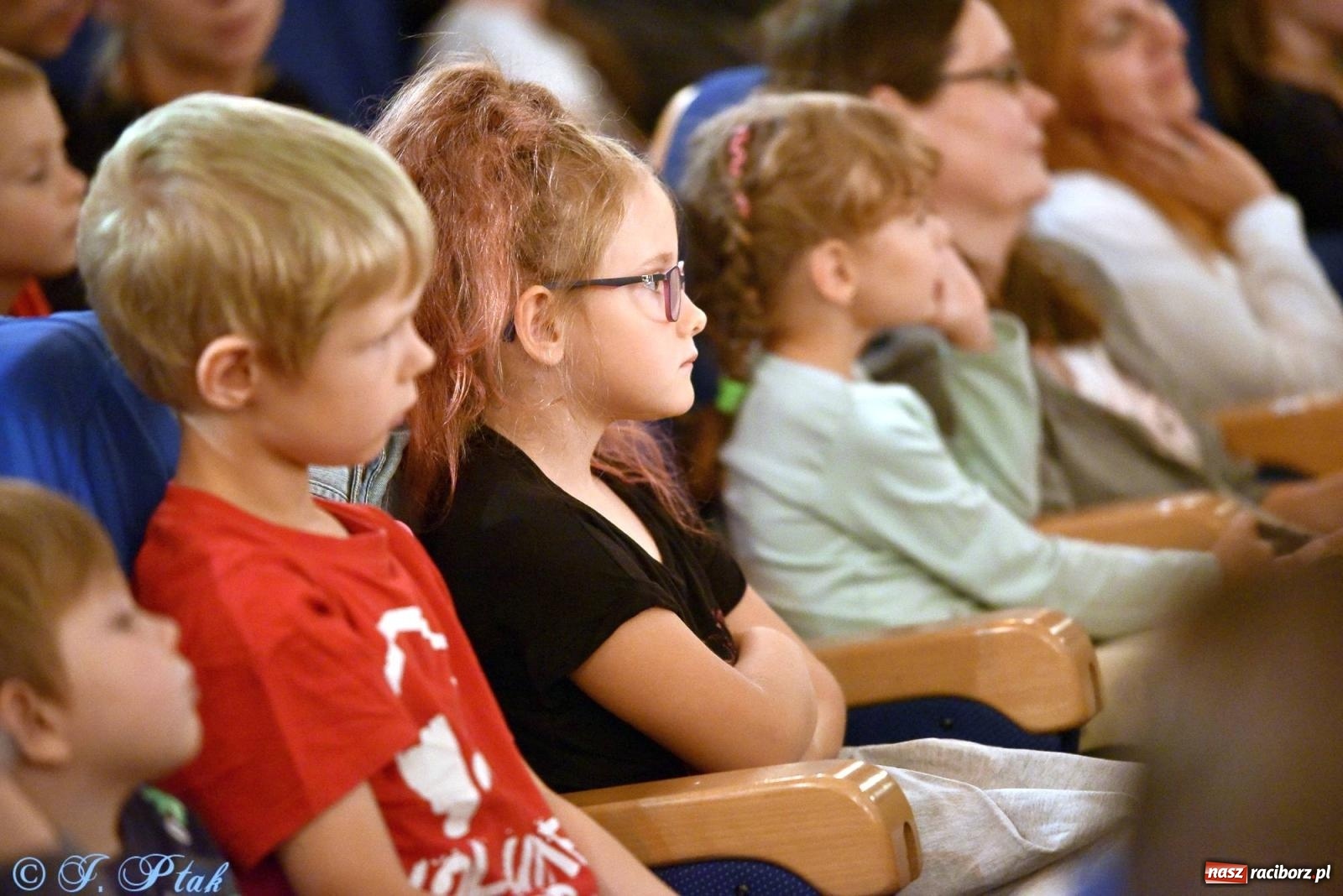 Zdjęcie w galerii na portalu naszraciborz.pl: Wakacyjny piknik teatralny w Strzesze - królewnie i lodowej górze wiadomości z regionu