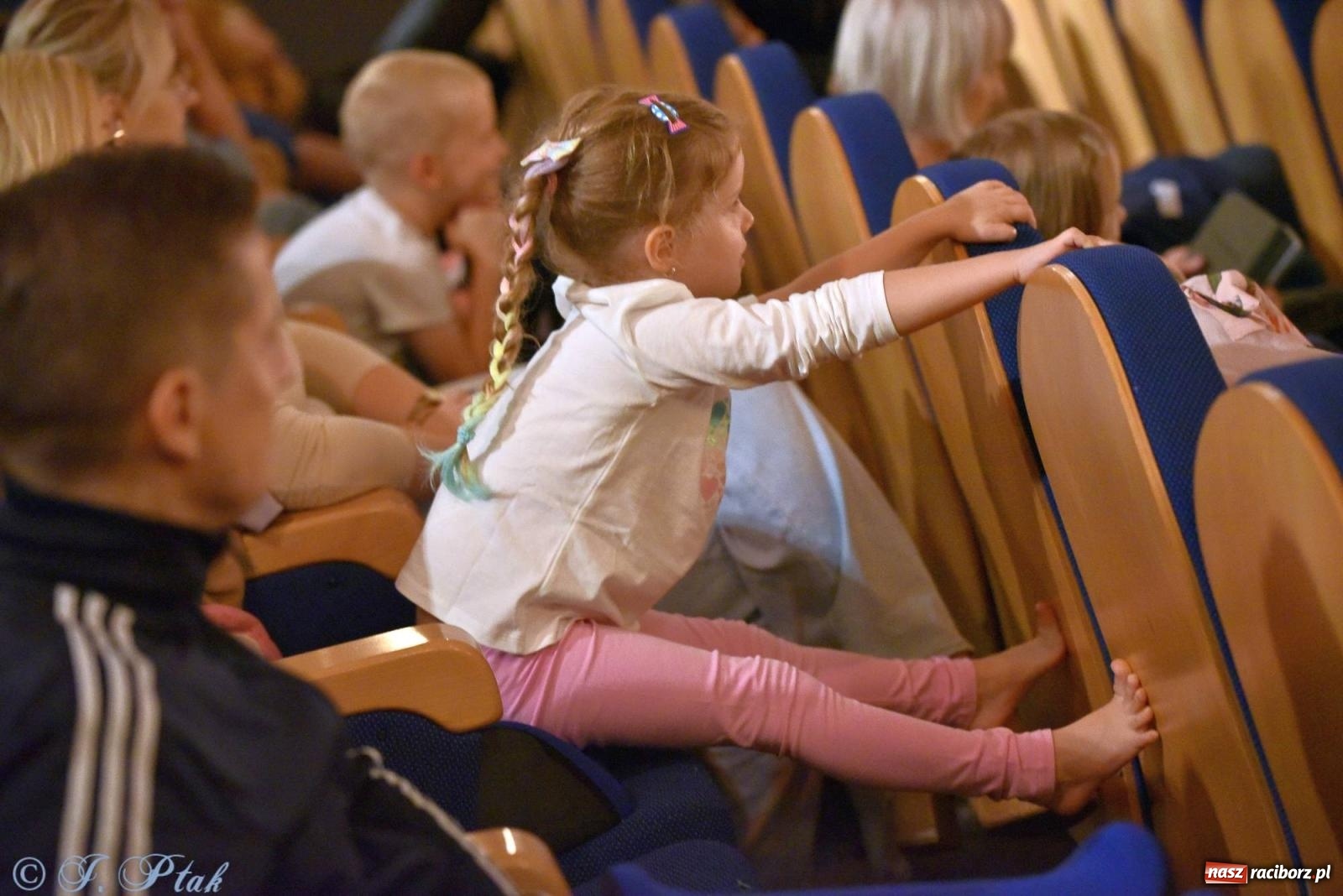 Zdjęcie w galerii na portalu naszraciborz.pl: Wakacyjny piknik teatralny w Strzesze - królewnie i lodowej górze wiadomości z regionu