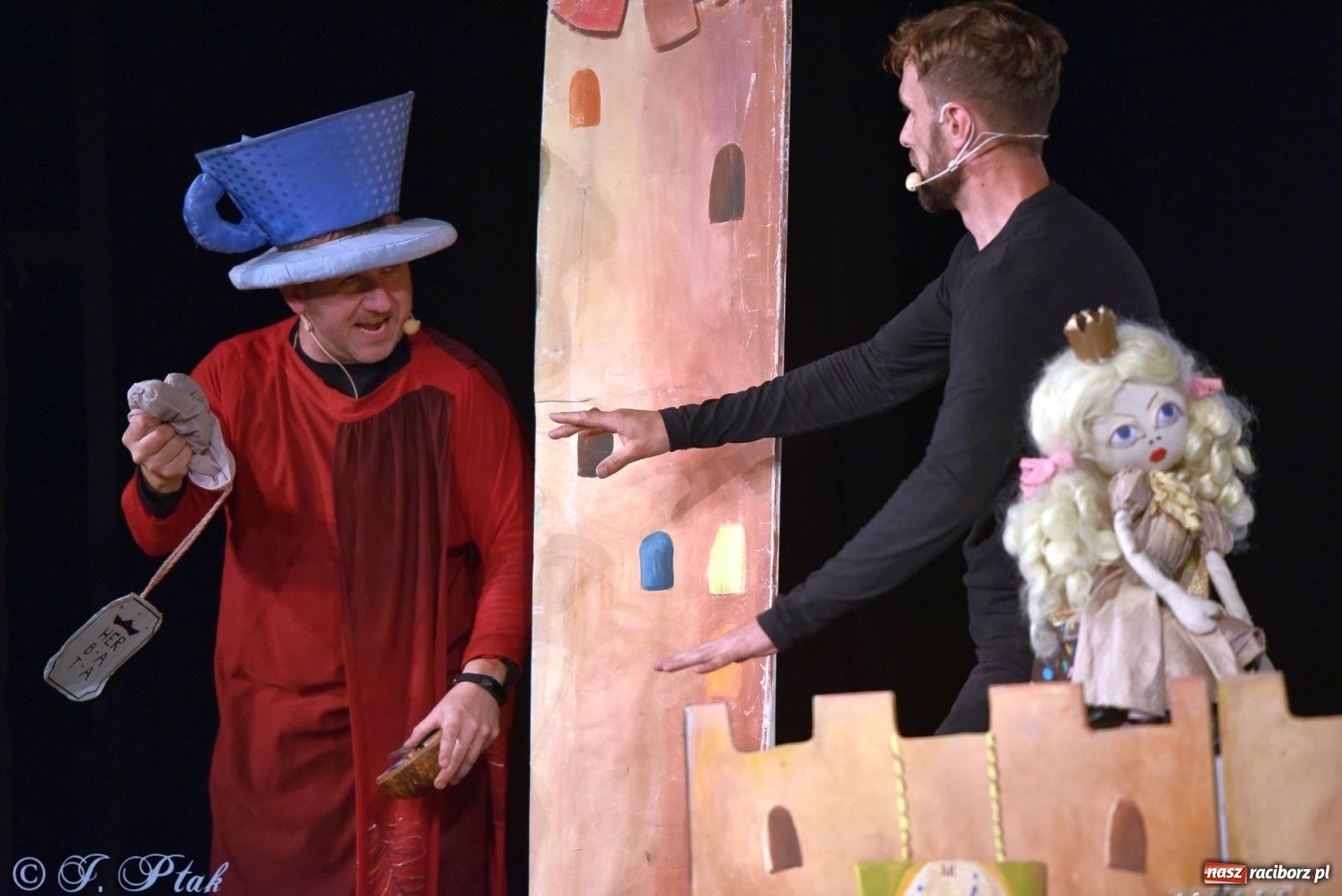 Zdjęcie w galerii na portalu naszraciborz.pl: Wakacyjny piknik teatralny w Strzesze - królewnie i lodowej górze wiadomości z regionu