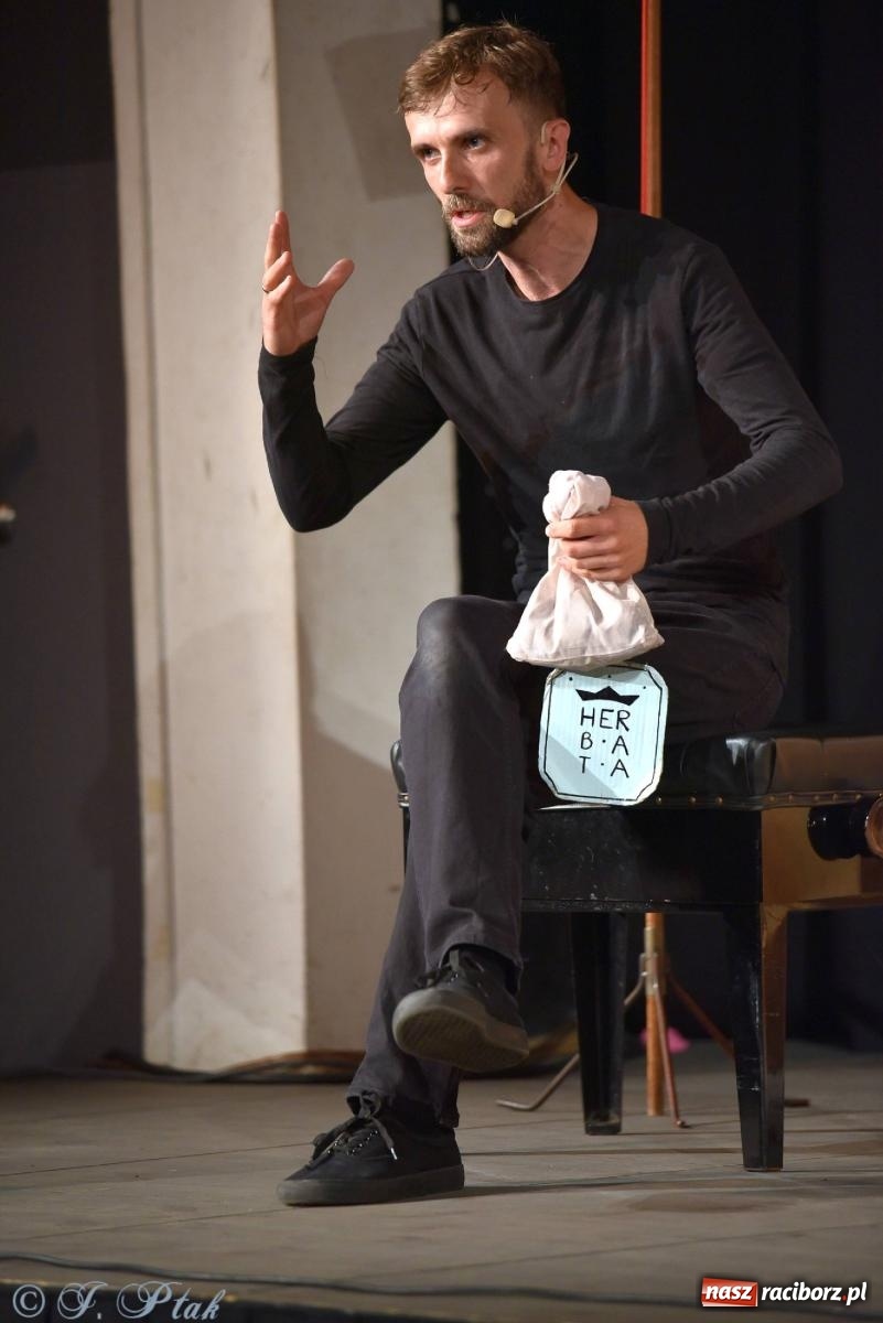 Zdjęcie w galerii na portalu naszraciborz.pl: Wakacyjny piknik teatralny w Strzesze - królewnie i lodowej górze wiadomości z regionu