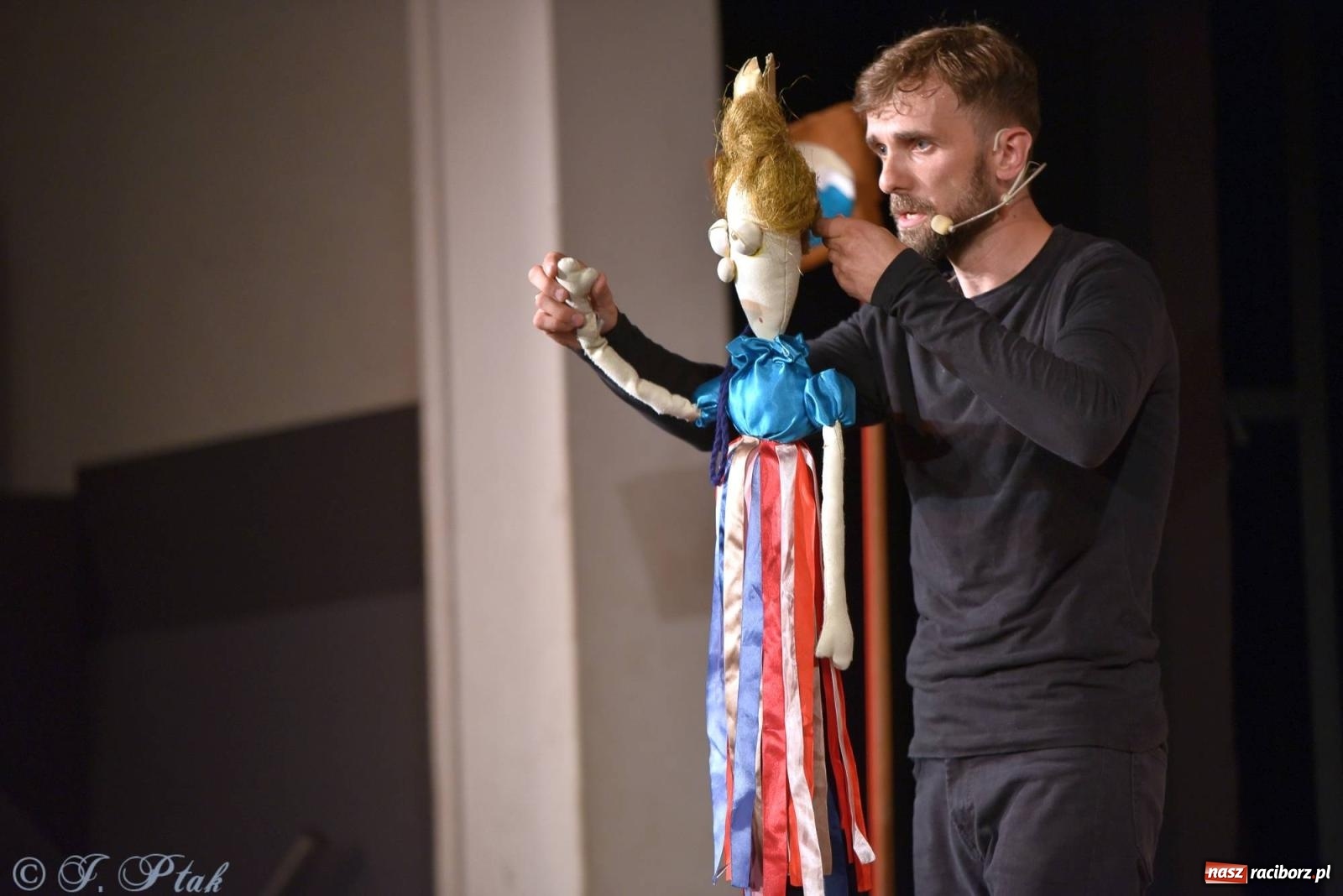 Zdjęcie w galerii na portalu naszraciborz.pl: Wakacyjny piknik teatralny w Strzesze - królewnie i lodowej górze wiadomości z regionu