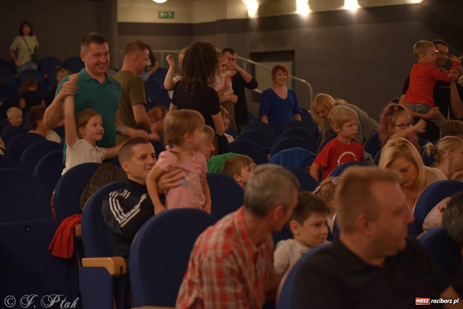 Zdjęcie w galerii na portalu naszraciborz.pl: Wakacyjny piknik teatralny w Strzesze - królewnie i lodowej górze wiadomości z regionu