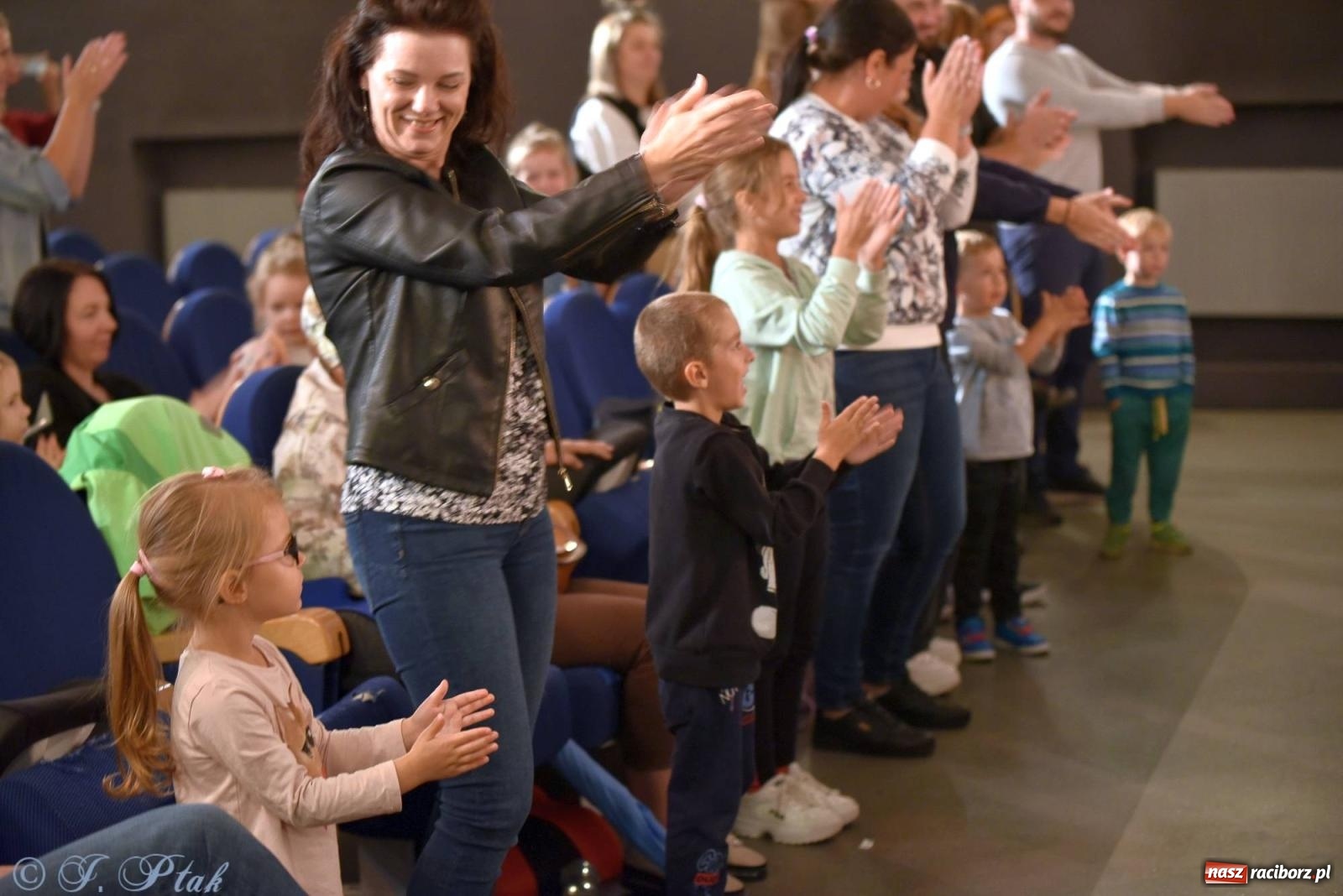 Zdjęcie w galerii na portalu naszraciborz.pl: Wakacyjny piknik teatralny w Strzesze - królewnie i lodowej górze wiadomości z regionu