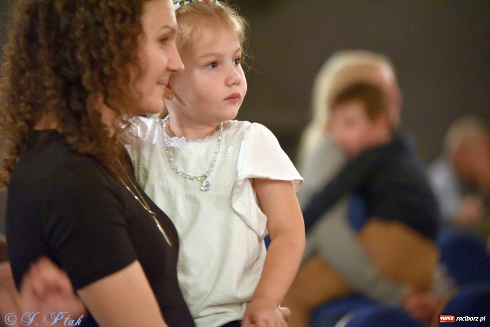 Zdjęcie w galerii na portalu naszraciborz.pl: Wakacyjny piknik teatralny w Strzesze - królewnie i lodowej górze wiadomości z regionu