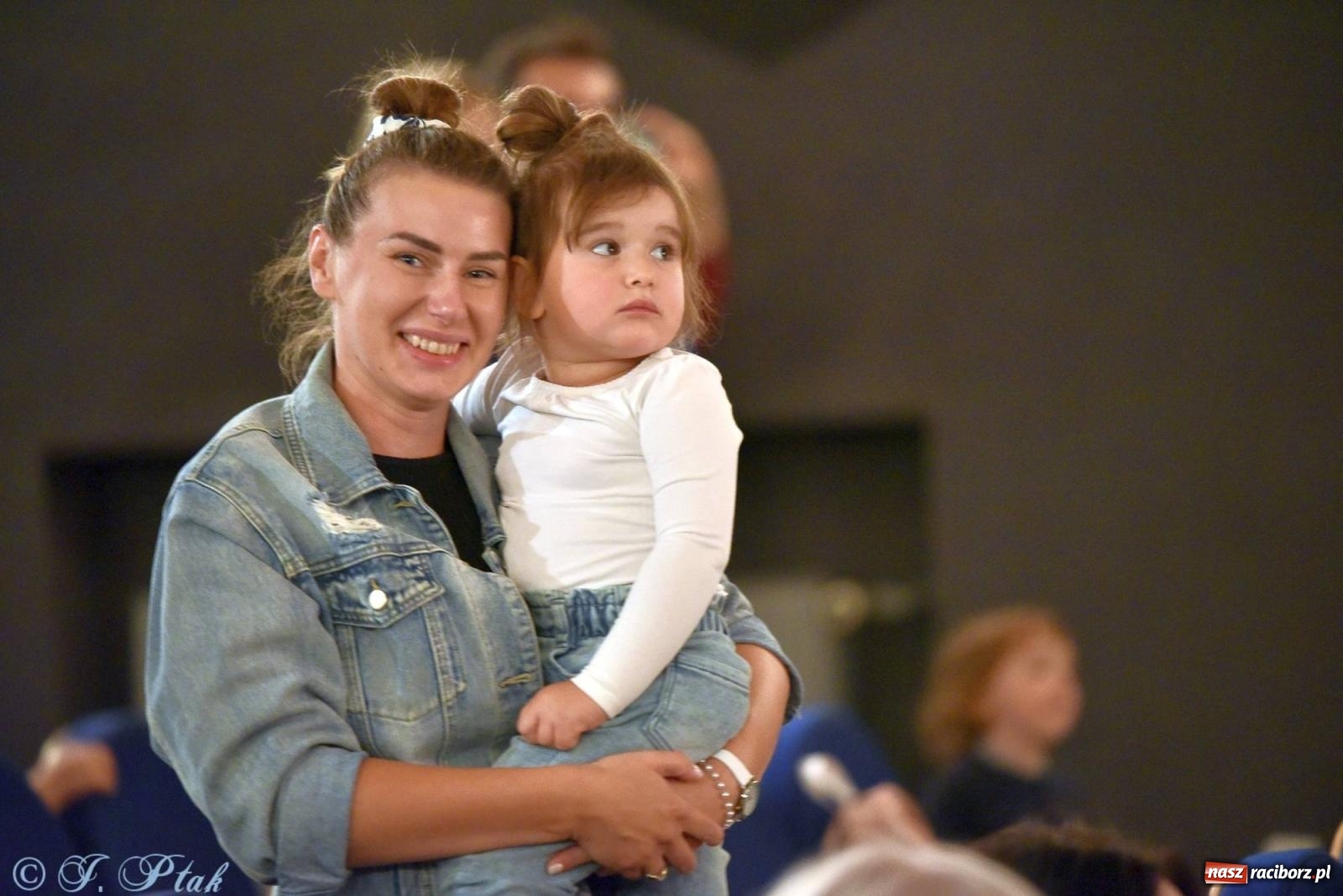 Zdjęcie w galerii na portalu naszraciborz.pl: Wakacyjny piknik teatralny w Strzesze - królewnie i lodowej górze wiadomości z regionu