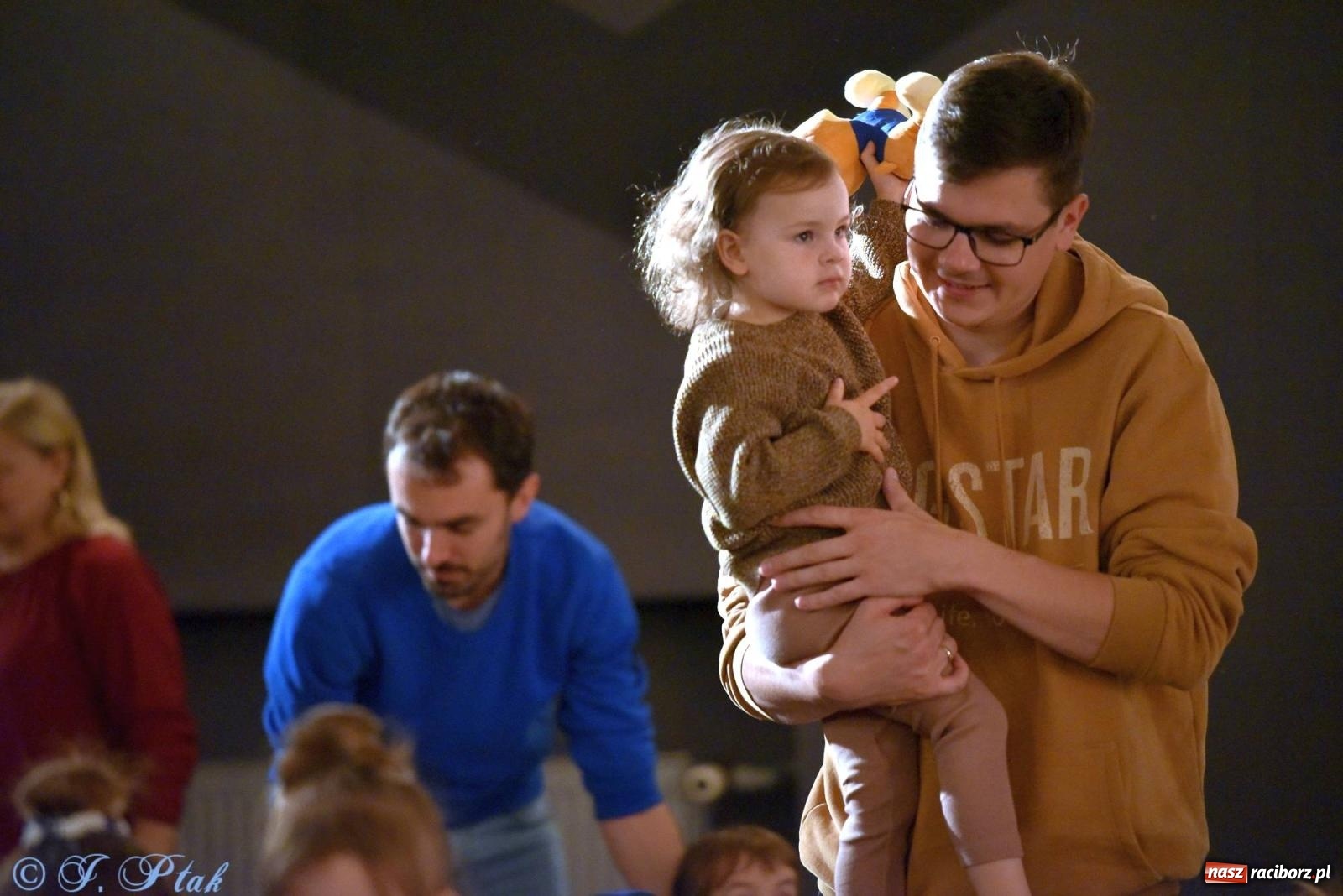 Zdjęcie w galerii na portalu naszraciborz.pl: Wakacyjny piknik teatralny w Strzesze - królewnie i lodowej górze wiadomości z regionu