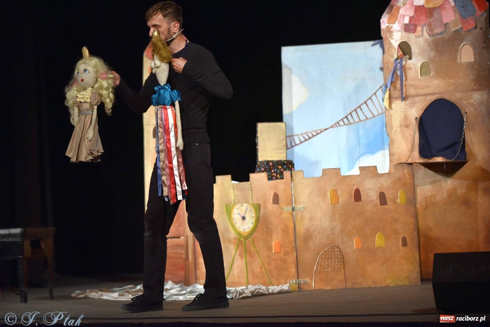 Zdjęcie w galerii na portalu naszraciborz.pl: Wakacyjny piknik teatralny w Strzesze - królewnie i lodowej górze wiadomości z regionu