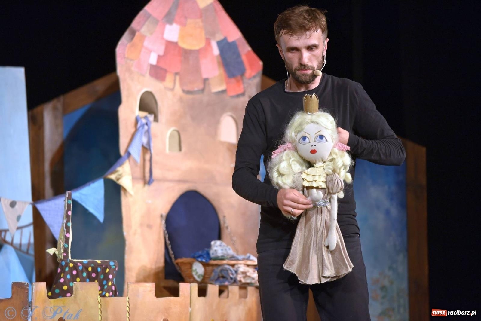 Zdjęcie w galerii na portalu naszraciborz.pl: Wakacyjny piknik teatralny w Strzesze - królewnie i lodowej górze wiadomości z regionu