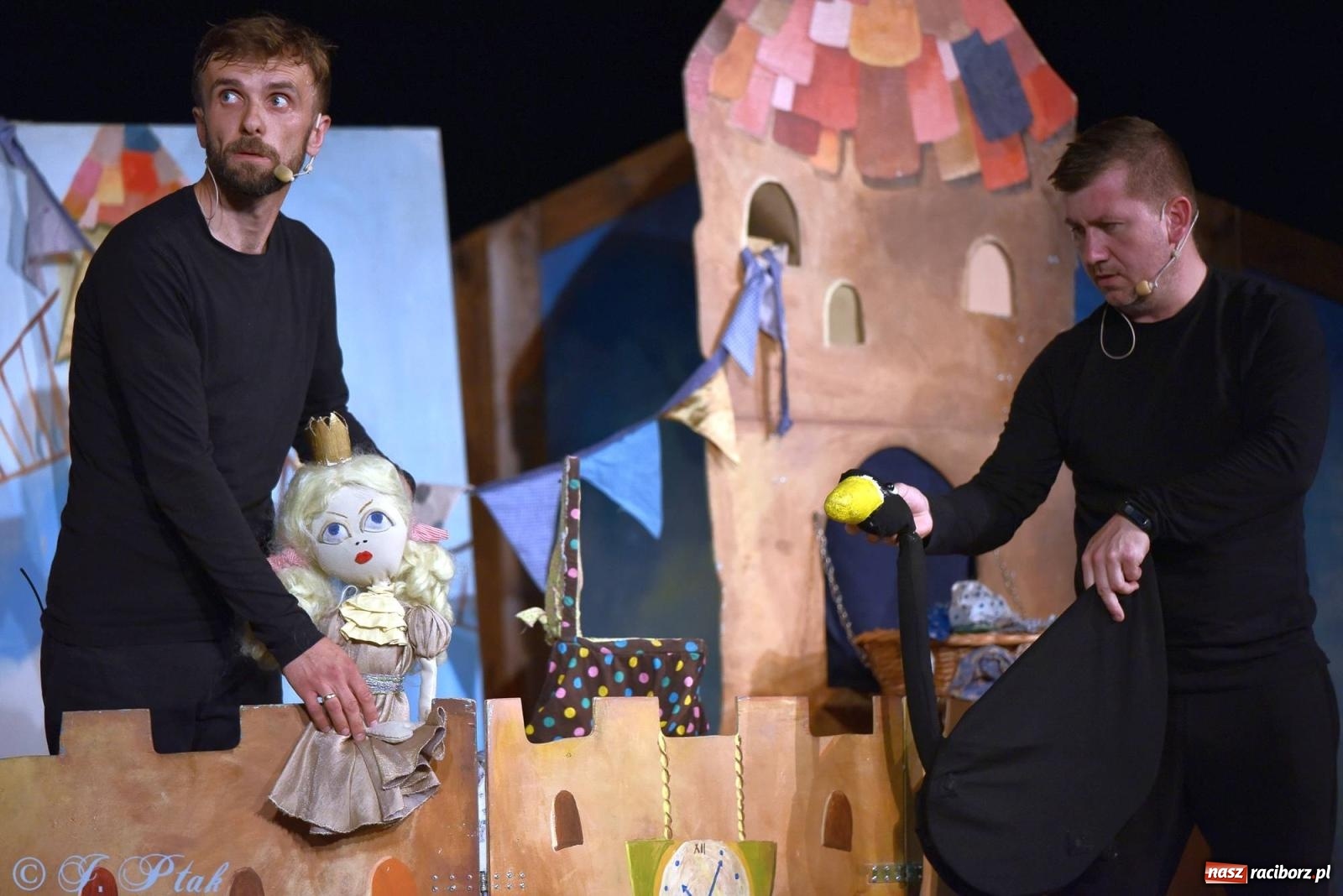 Zdjęcie w galerii na portalu naszraciborz.pl: Wakacyjny piknik teatralny w Strzesze - królewnie i lodowej górze wiadomości z regionu