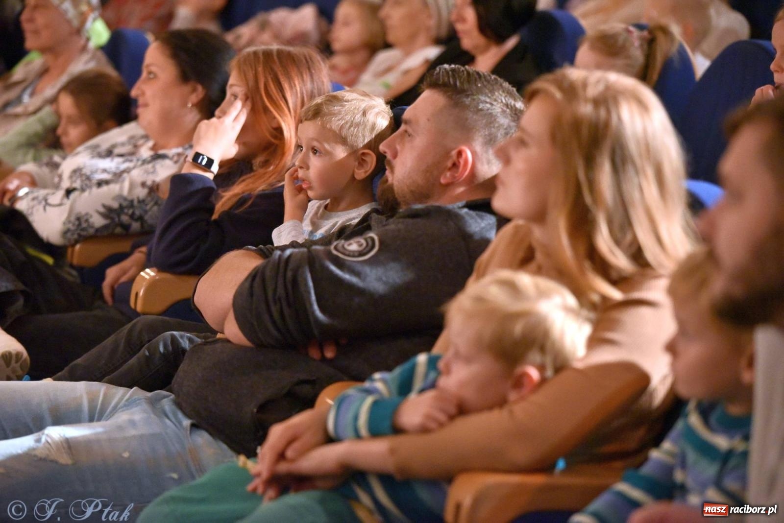 Zdjęcie w galerii na portalu naszraciborz.pl: Wakacyjny piknik teatralny w Strzesze - królewnie i lodowej górze wiadomości z regionu