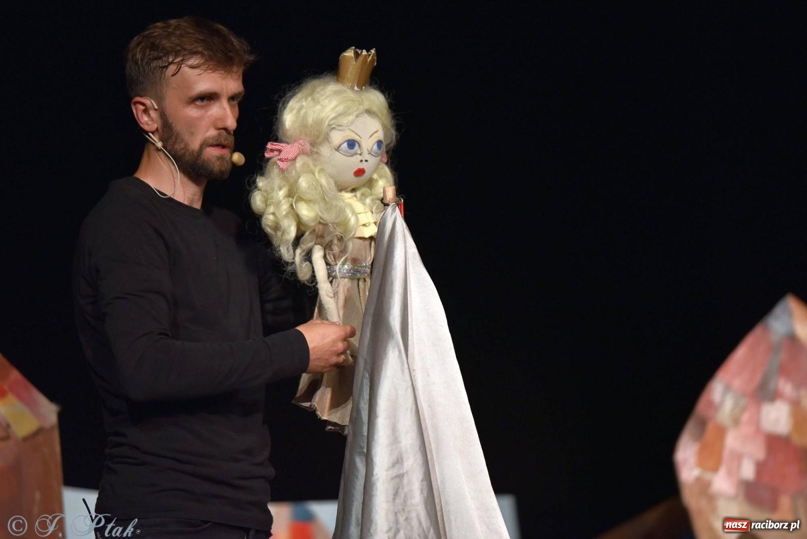 Zdjęcie w galerii na portalu naszraciborz.pl: Wakacyjny piknik teatralny w Strzesze - królewnie i lodowej górze wiadomości z regionu