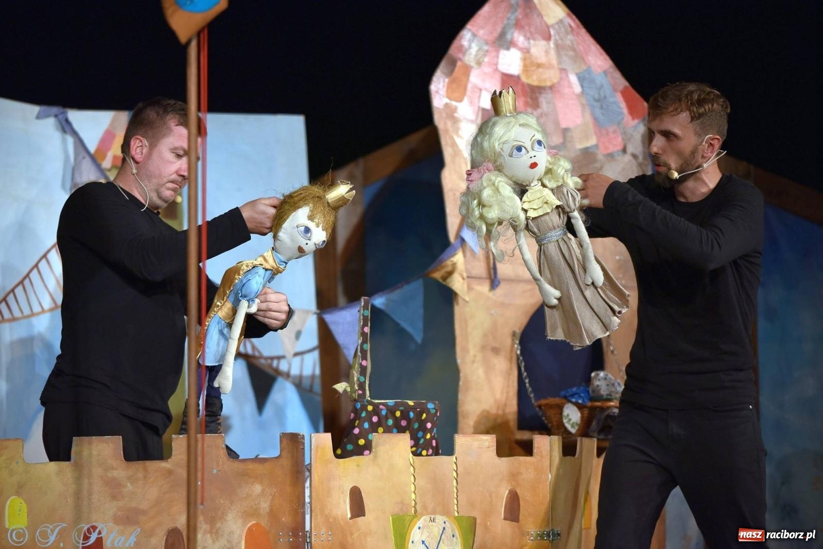 Zdjęcie w galerii na portalu naszraciborz.pl: Wakacyjny piknik teatralny w Strzesze - królewnie i lodowej górze wiadomości z regionu