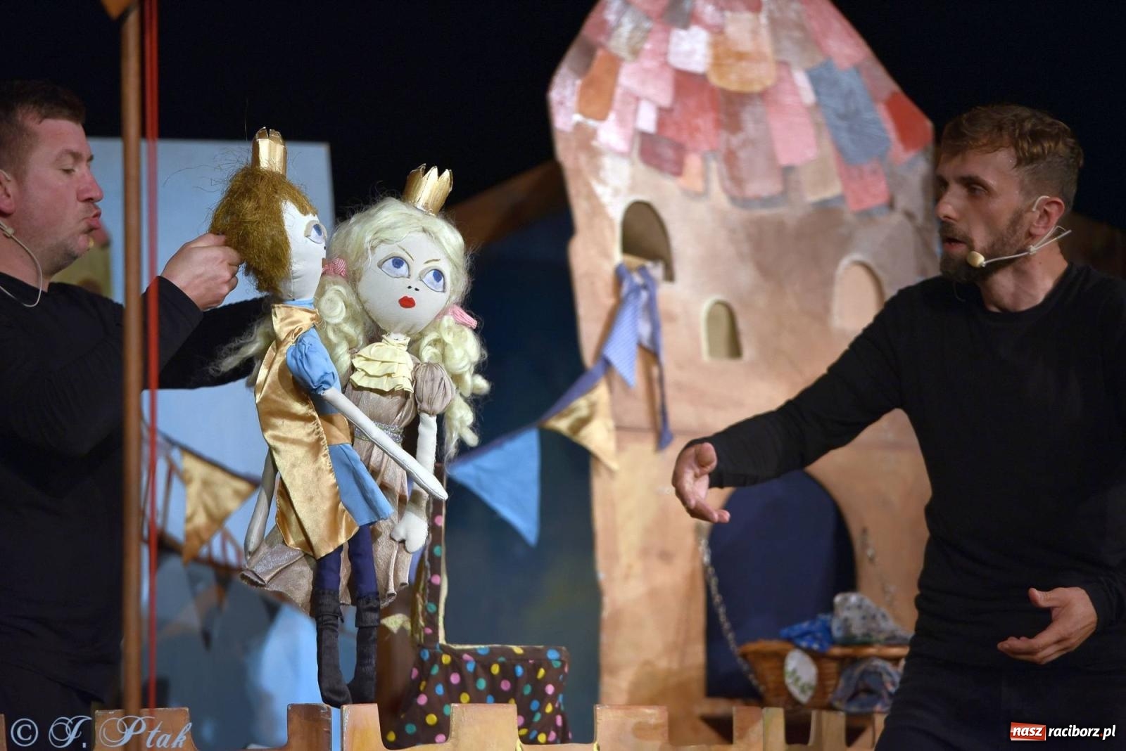 Zdjęcie w galerii na portalu naszraciborz.pl: Wakacyjny piknik teatralny w Strzesze - królewnie i lodowej górze wiadomości z regionu