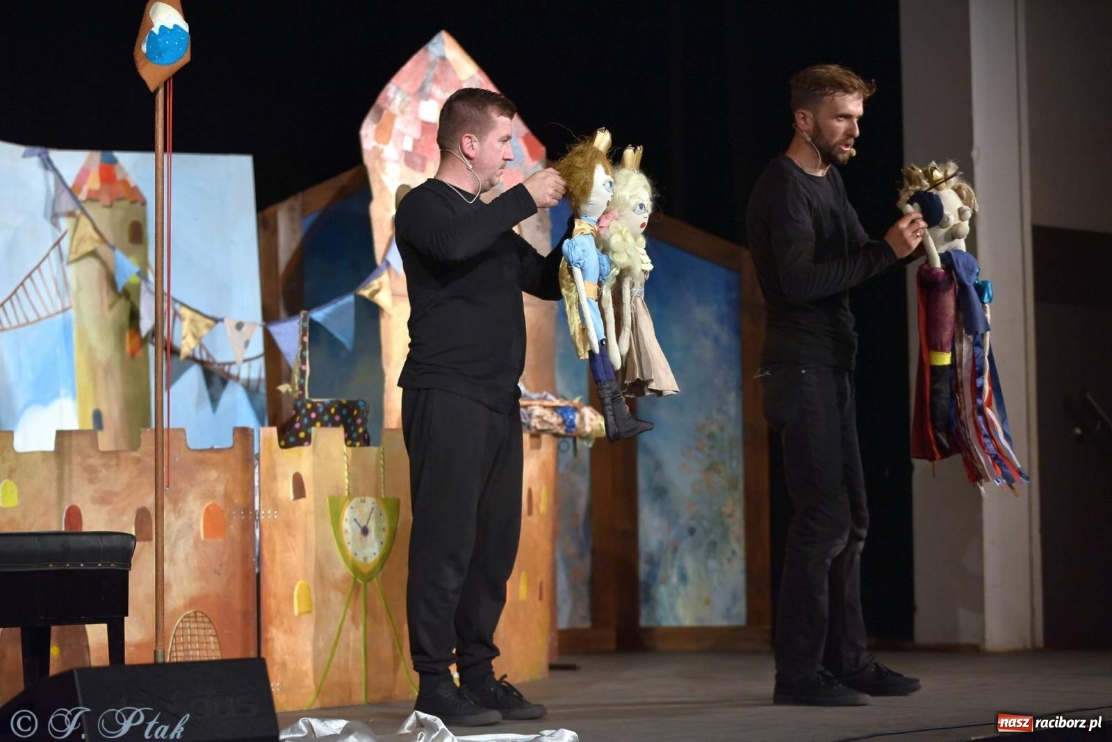 Zdjęcie w galerii na portalu naszraciborz.pl: Wakacyjny piknik teatralny w Strzesze - królewnie i lodowej górze wiadomości z regionu