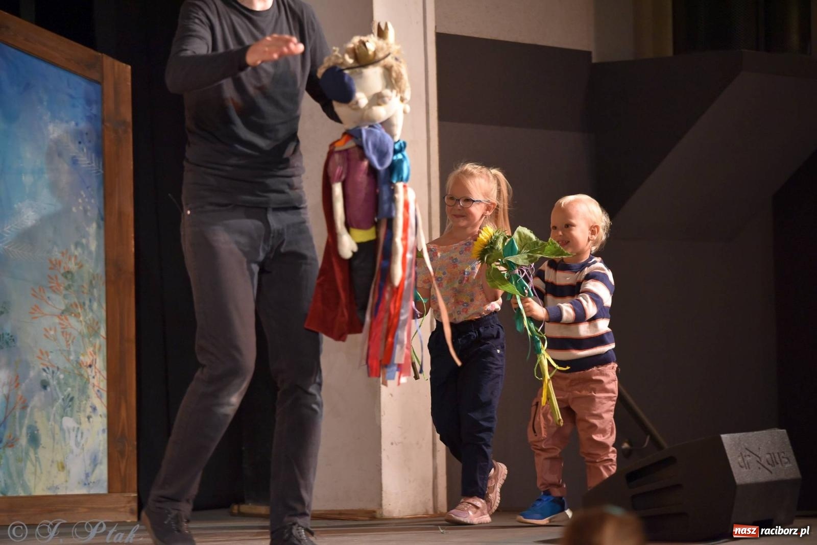 Zdjęcie w galerii na portalu naszraciborz.pl: Wakacyjny piknik teatralny w Strzesze - królewnie i lodowej górze wiadomości z regionu