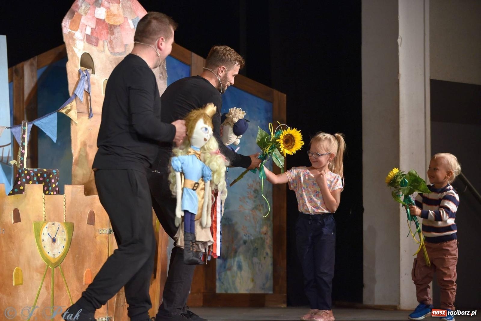 Zdjęcie w galerii na portalu naszraciborz.pl: Wakacyjny piknik teatralny w Strzesze - królewnie i lodowej górze wiadomości z regionu