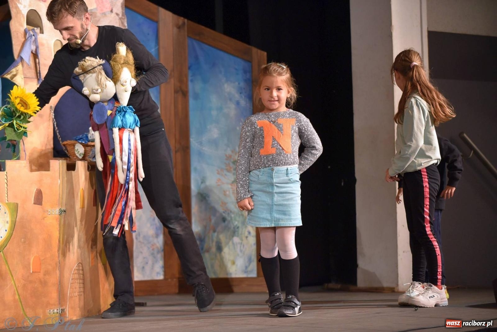 Zdjęcie w galerii na portalu naszraciborz.pl: Wakacyjny piknik teatralny w Strzesze - królewnie i lodowej górze wiadomości z regionu