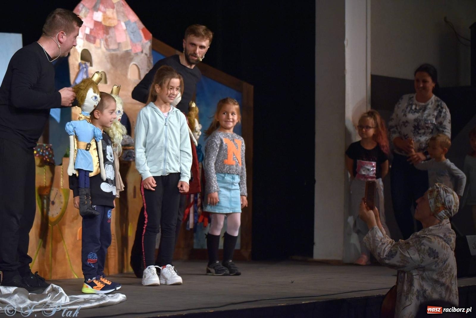 Zdjęcie w galerii na portalu naszraciborz.pl: Wakacyjny piknik teatralny w Strzesze - królewnie i lodowej górze wiadomości z regionu